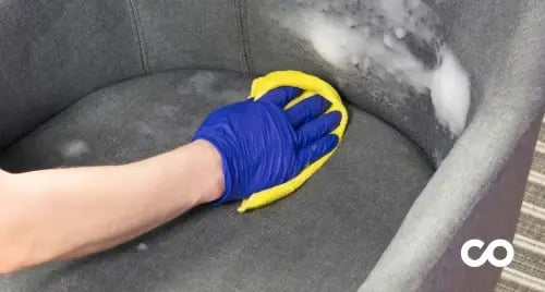 Nettoyer un fauteuil en tissu très sale : 6 astuces efficaces